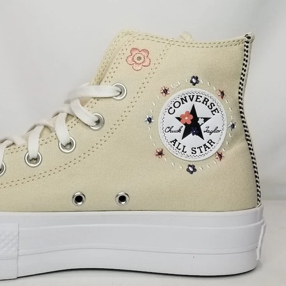 Converse Women's CTAS Lift Platform Petite Petals Hi Tops Size 8.5 A14265C NWT - Picture 5 of 9
